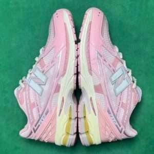 No-3-Rosa-M1906-NLN.jpg New Balance 1906U