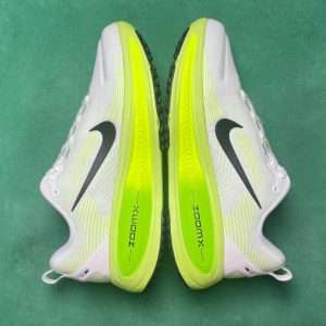 blanco-con-verde.jpg TD Nike Vomero 18